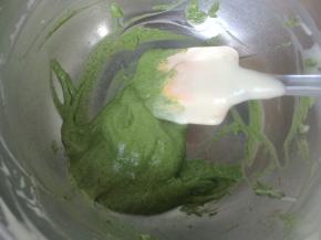 取一小份蛋糊，加入抹茶粉混合均匀。