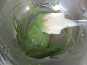 取一小份蛋糊，加入抹茶粉混合均匀。
