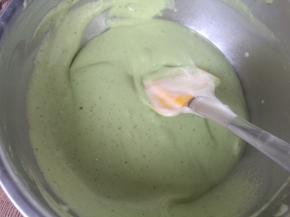 再取一半的蛋糊混合均匀。