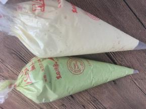 把蛋糕糊分别装在两个裱糊带里。