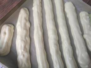 准备好铺了油布或油纸的烤盘，原味裱花袋剪个小口，一条条有间隔的挤入烤盘。