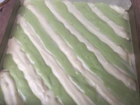 再把抹茶味蛋糊挤进间隔内。