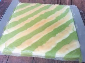 出炉移至烤网，揭开四周晾凉。