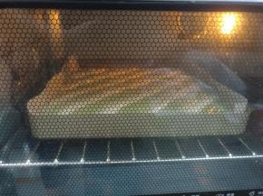 蛋糊整理平整，轻震两下震去大气泡，送入预热好的烤箱，焙烤18分钟。