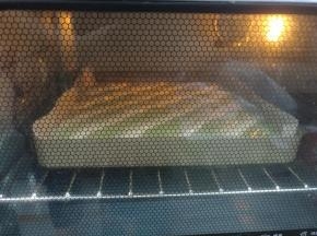 蛋糊整理平整，轻震两下震去大气泡，送入预热好的烤箱，焙烤18分钟。