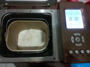 中种材料投入面包桶，启动一个和面程序10分钟。