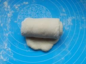 自上而下卷起成小卷。放入吐司模具内。