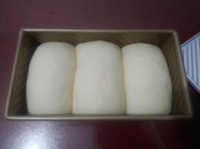 面团发到八分满，烤箱上下火180度预热10分钟。
