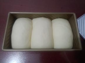 面团发到八分满，烤箱上下火180度预热10分钟。