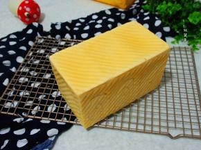 考好的吐司，取出，晾网晾凉后装入保鲜袋密封保存。