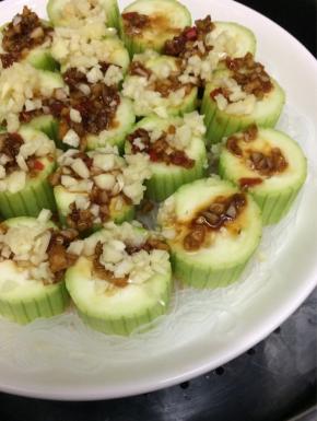 锅里倒入适量的水烧开，大火蒸十分钟