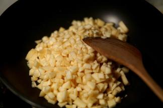 黄油融化后放入苹果丁，稍微煸炒