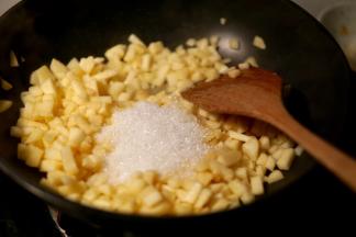 倒入细砂糖和盐翻炒均匀