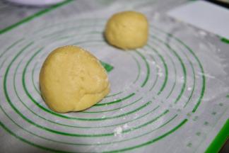 揉好的粗颗粒，加全蛋液揉成面团后放入冰箱30分钟备用。