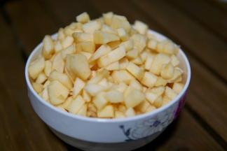 现在开始制作内馅：苹果去皮切小丁