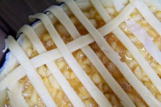 这一步有些麻烦。难度低，就是有些繁琐，如图所示。一条竖的压住一条横的，一上一下，以此类推。