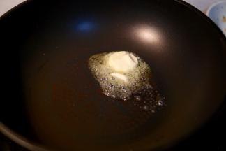 不粘锅内放入黄油