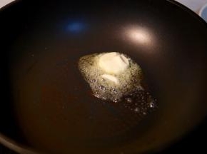 不粘锅内放入黄油