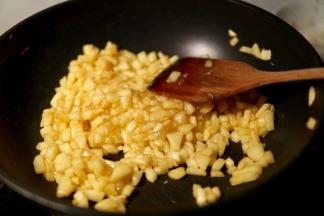 迅速翻炒均匀，盛出冷却备用。