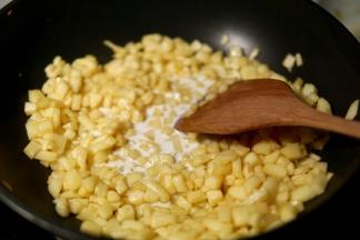 化开的淀粉水倒入炒干的苹果馅中