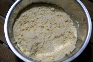 黄油提前软化和低粉以及糖粉混合揉搓至粗粒状