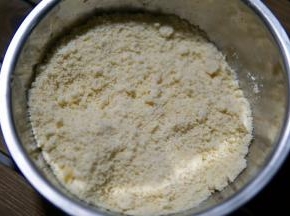 黄油提前软化和低粉以及糖粉混合揉搓至粗粒状