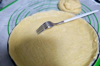 放入模具内（有专门做派的模具可以买，我没有用的披萨盘），用叉子在派皮上扎小孔。