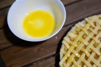 编好的苹果派，刷蛋黄液。