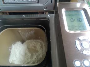 中种材料投入面包机桶内，启动一个和面程序10分钟。