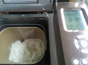 中种材料投入面包机桶内，启动一个和面程序10分钟。