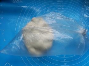 和好的面团取出，装入保鲜袋，系紧口，放入冰箱冷藏发酵17个小时以上。