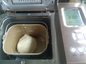 装回面包机桶，启动面包机和面程序10分钟，结束后，静置8分钟。