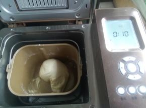 加入玉米油，再次启动一个面包机和面程序10分钟。