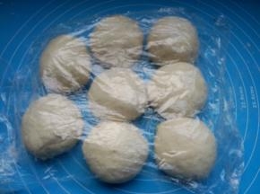 面团放案板，均分成8个小面团，盖保鲜膜松弛8分钟。