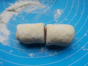 卷成卷，中间切开，一分为二，排入烤盘。