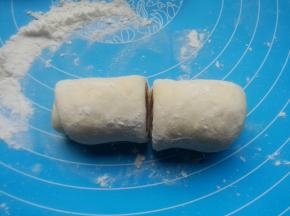 卷成卷，中间切开，一分为二，排入烤盘。