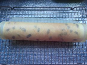 借助油纸，顺势卷起，放冰箱冷藏定型。