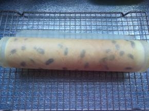 借助油纸，顺势卷起，放冰箱冷藏定型。