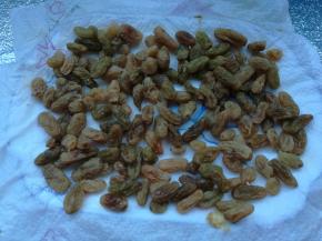 葡萄干洗净用厨房纸巾吸干水分。