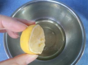 开始打发蛋白。蛋白内加入几滴柠檬汁（没有可不加，或用白醋代替）。