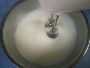 蛋糊细腻，加入第二次糖，继续打发。出现纹路，加入余下的糖。