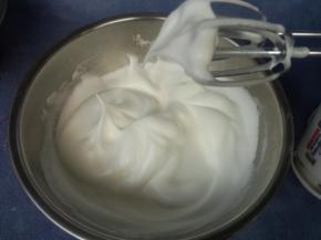 直至提起打蛋器出现鸟嘴状弯钩，打发完成。同时烤箱预热上下火170度。