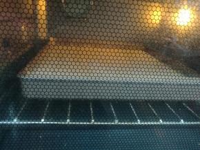 轻震几下震出大气泡，送入预热好的烤箱，以上火170度，下火145度焙烤20分钟即可。