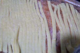 剩下的另一份切成细细的长条