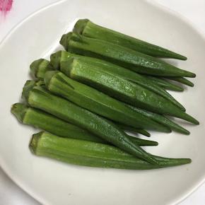 秋葵洗净备用。