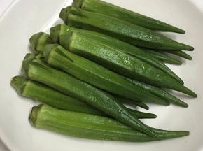 秋葵洗净备用。