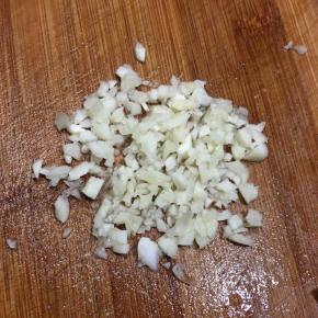 蒜头切碎备用。