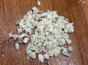 蒜头切碎备用。