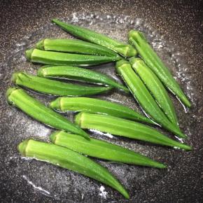 锅中加入清水滴入2滴食用油，大火烧开，下入秋葵煮2分钟左右捞出。