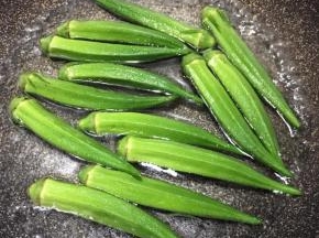 锅中加入清水滴入2滴食用油，大火烧开，下入秋葵煮2分钟左右捞出。